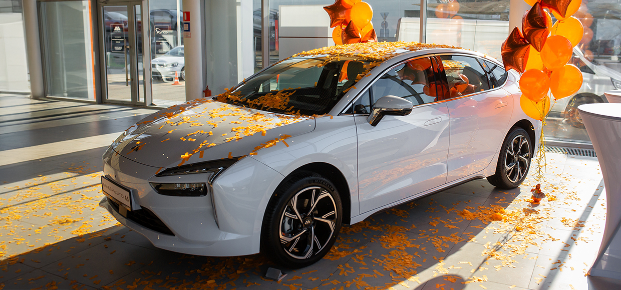 Юбилейная выдача: дилерский центр Юг-Авто выдал тысячный электромобиль АМБЕРАВТО